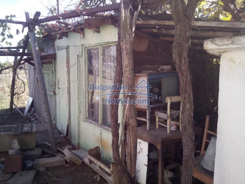 13076:24 - House for sale  with garden 2100 sq.m 30 min driving to Plovdiv