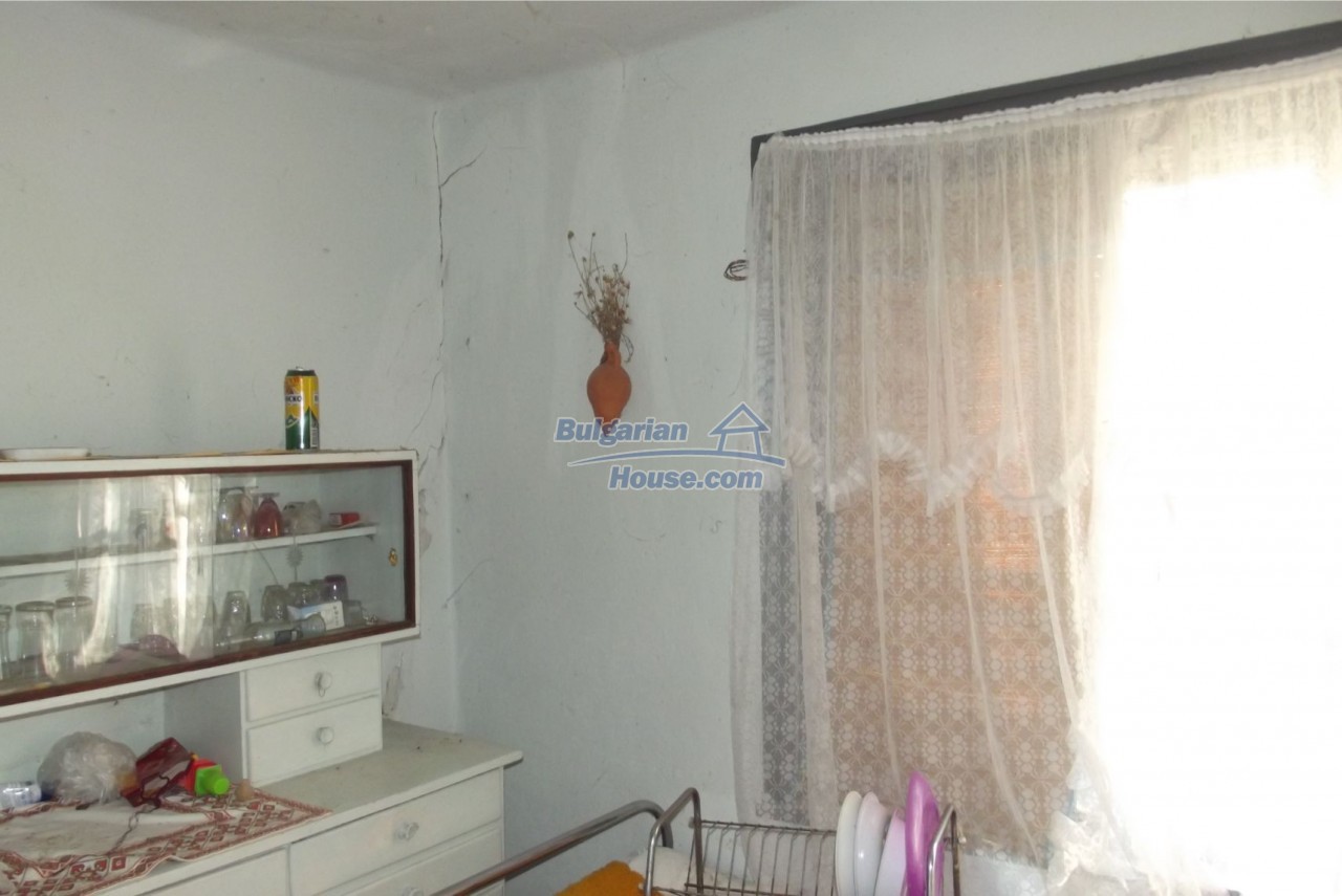 13121:25 - House in good condition 40 km from Vratsa with spacious yard