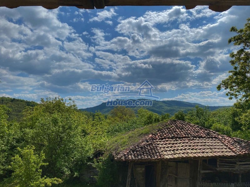 13161:2 - Traditional Bulgarian property near Elena with marvellous views