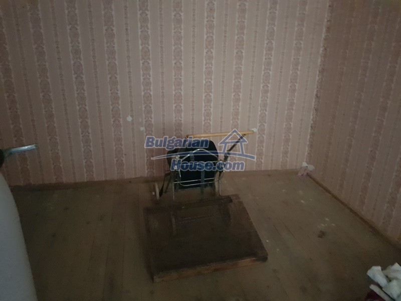 13066:44 - Extremely cheap Bulgarian house  with nice views near Popovo