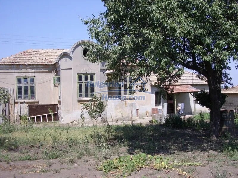 13191:1 - Cheap Bulgarian house with a large yard of 4170sq.m.!