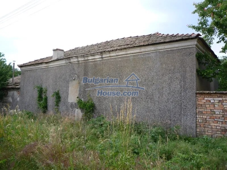 13191:3 - Cheap Bulgarian house with a large yard of 4170sq.m.!