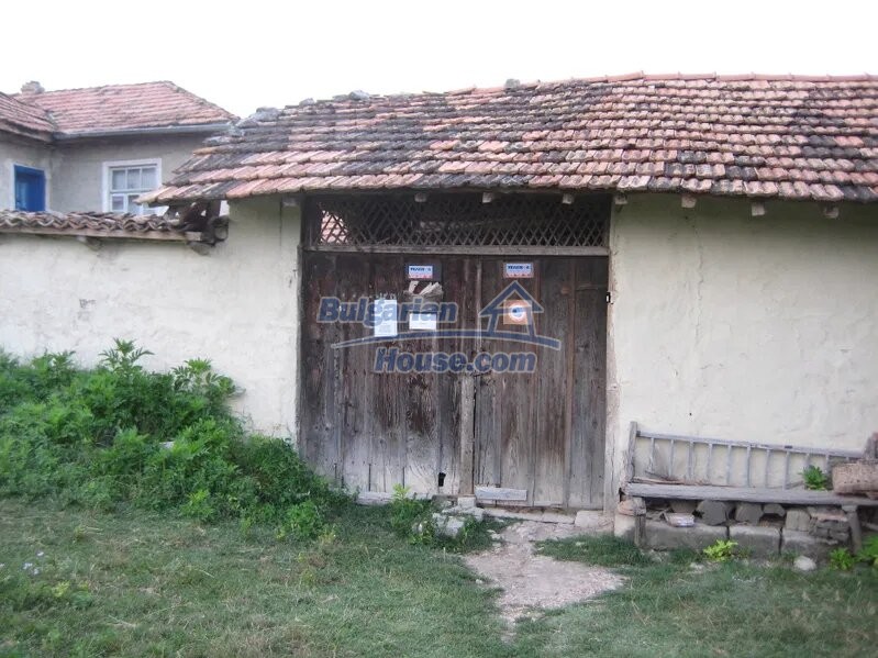 13224:1 - Cheap Bulgarian property with a large yard of 3500 square meters