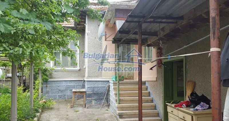 13235:1 - TRADITIONAL BULGARIAN house  with a large yard3700 sq. meters!