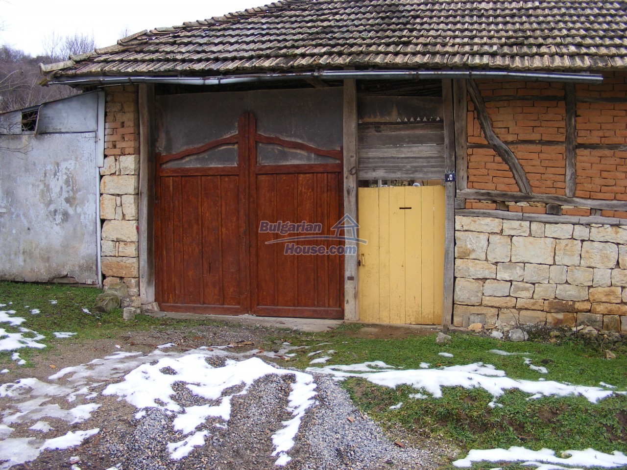 13253:19 - Bulgarian House with big garden 4950sq.m. farm buildings Popovo
