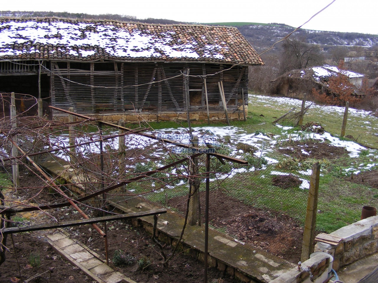13253:38 - Bulgarian House with big garden 4950sq.m. farm buildings Popovo