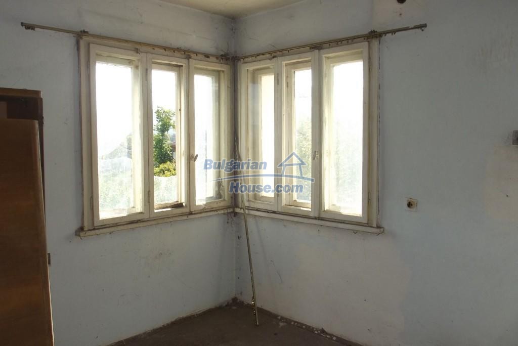 13293:30 - Rural house with nice views near forest lake 15 km from Vratsa 