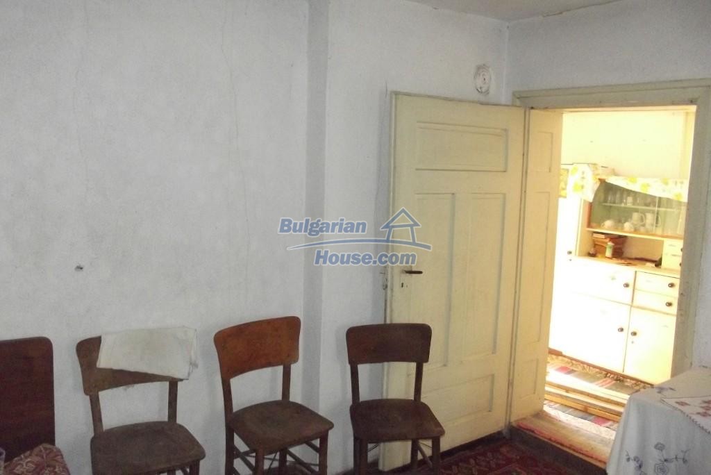 13309:23 - Bulgarian house with garden 6000 sq.m 20 km from spa and ski res