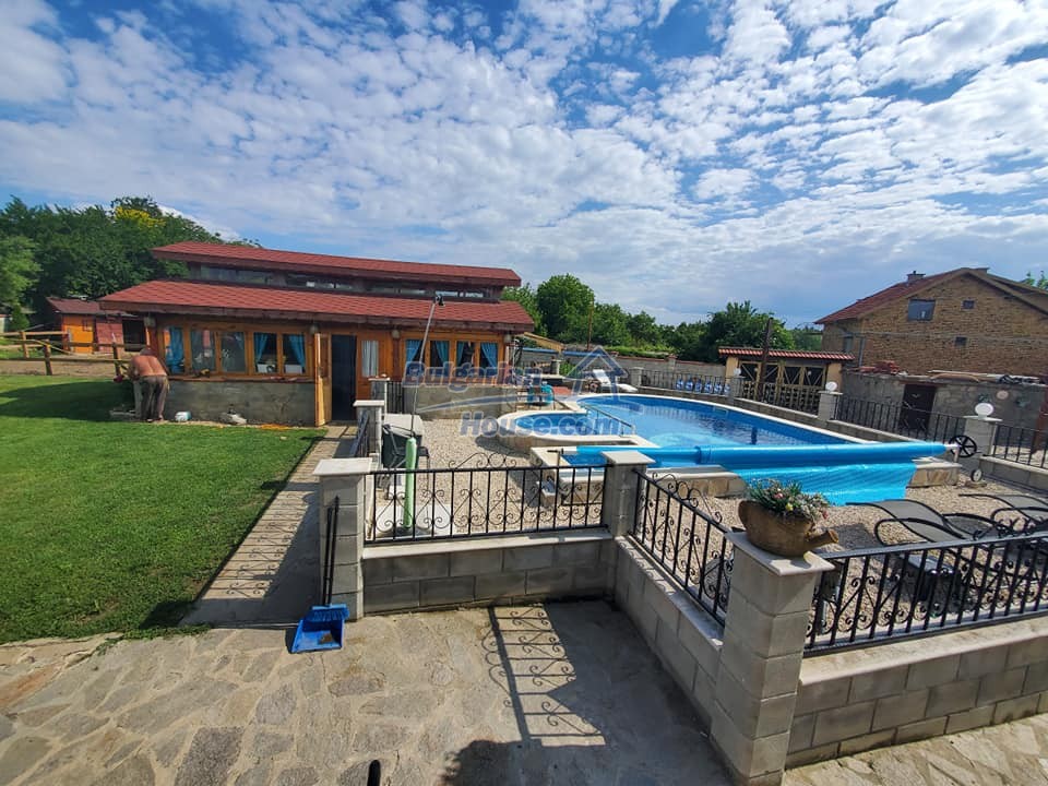 13328:38 - Fantastic house with pool only 20 km from Varna