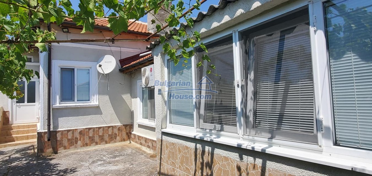 13385:39 - House for sale with 6 bedrooms 6 km from Balchik!