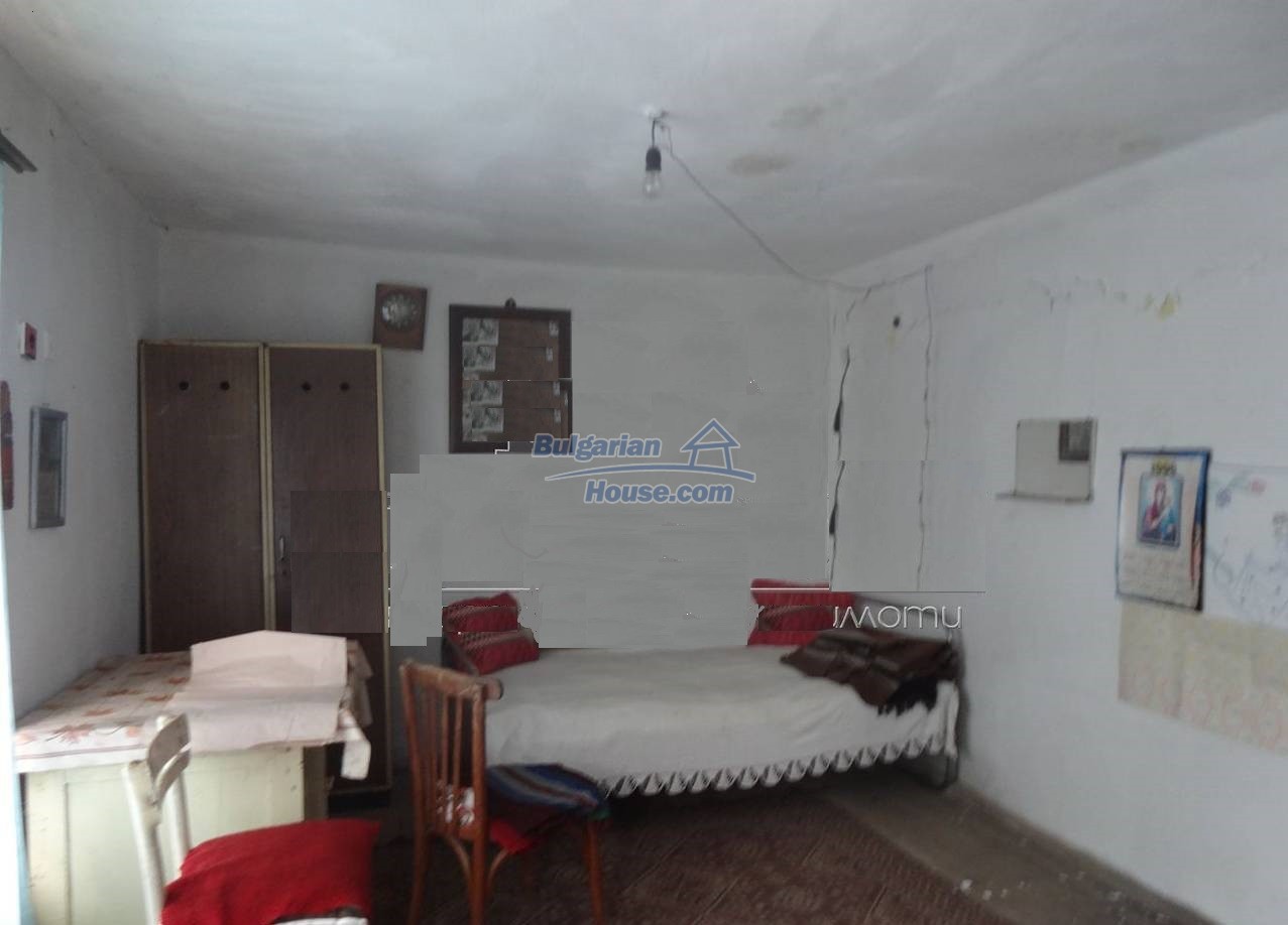 12835:16 - Bulgarian rural house -6 rooms and summer kitchen near Sliven 