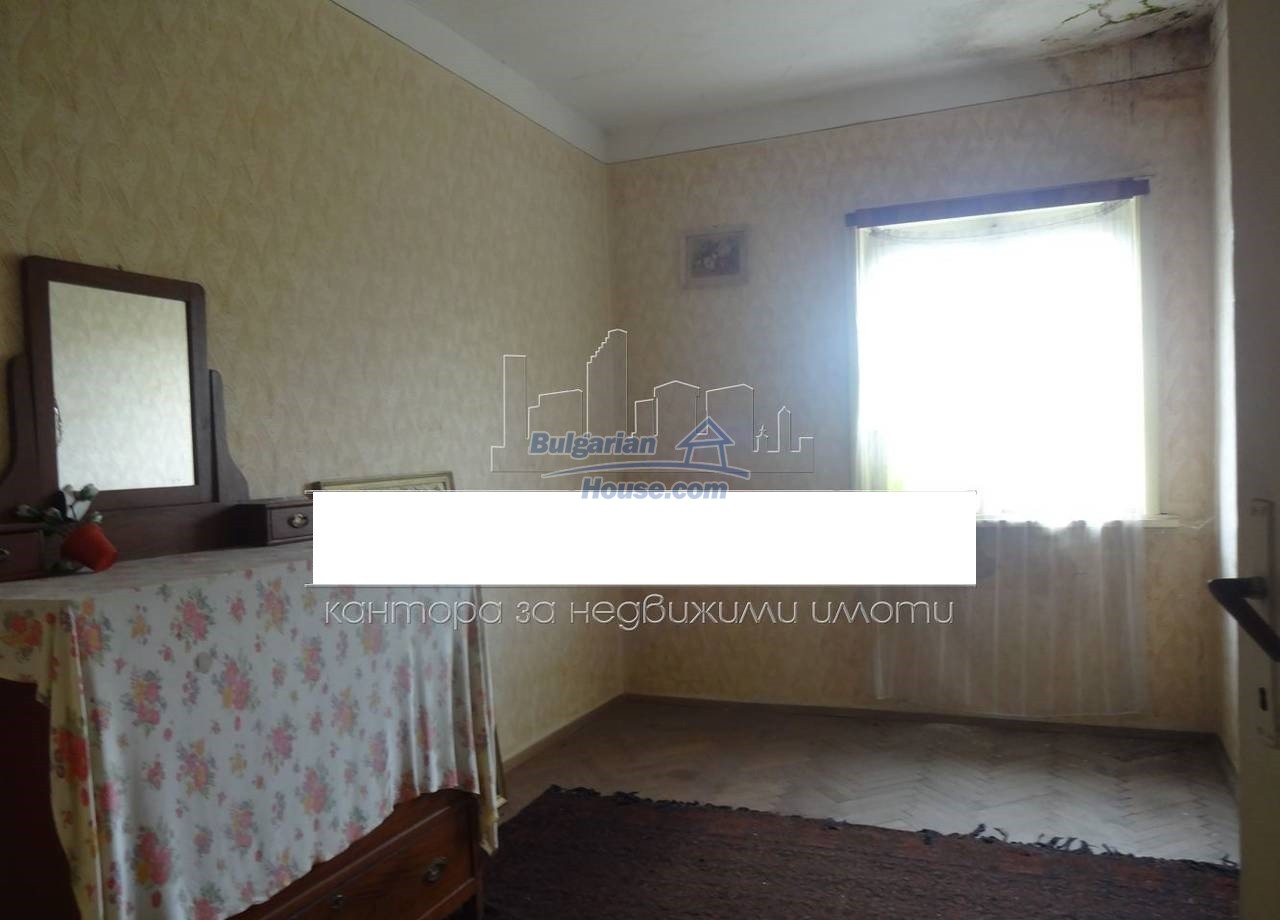 12835:18 - Bulgarian rural house -6 rooms and summer kitchen near Sliven 