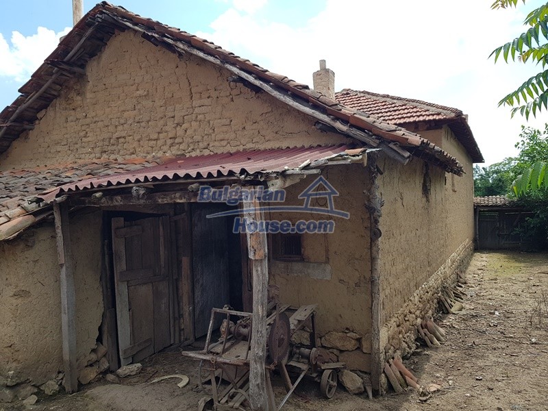13422:63 - Two houses and garden 3000 sq.m in a village 50 km from Plovdiv
