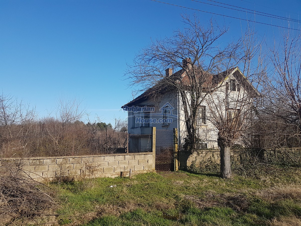 13434:2 - Bulgarian house in the outskirt of a village 40 km from Vratsa 