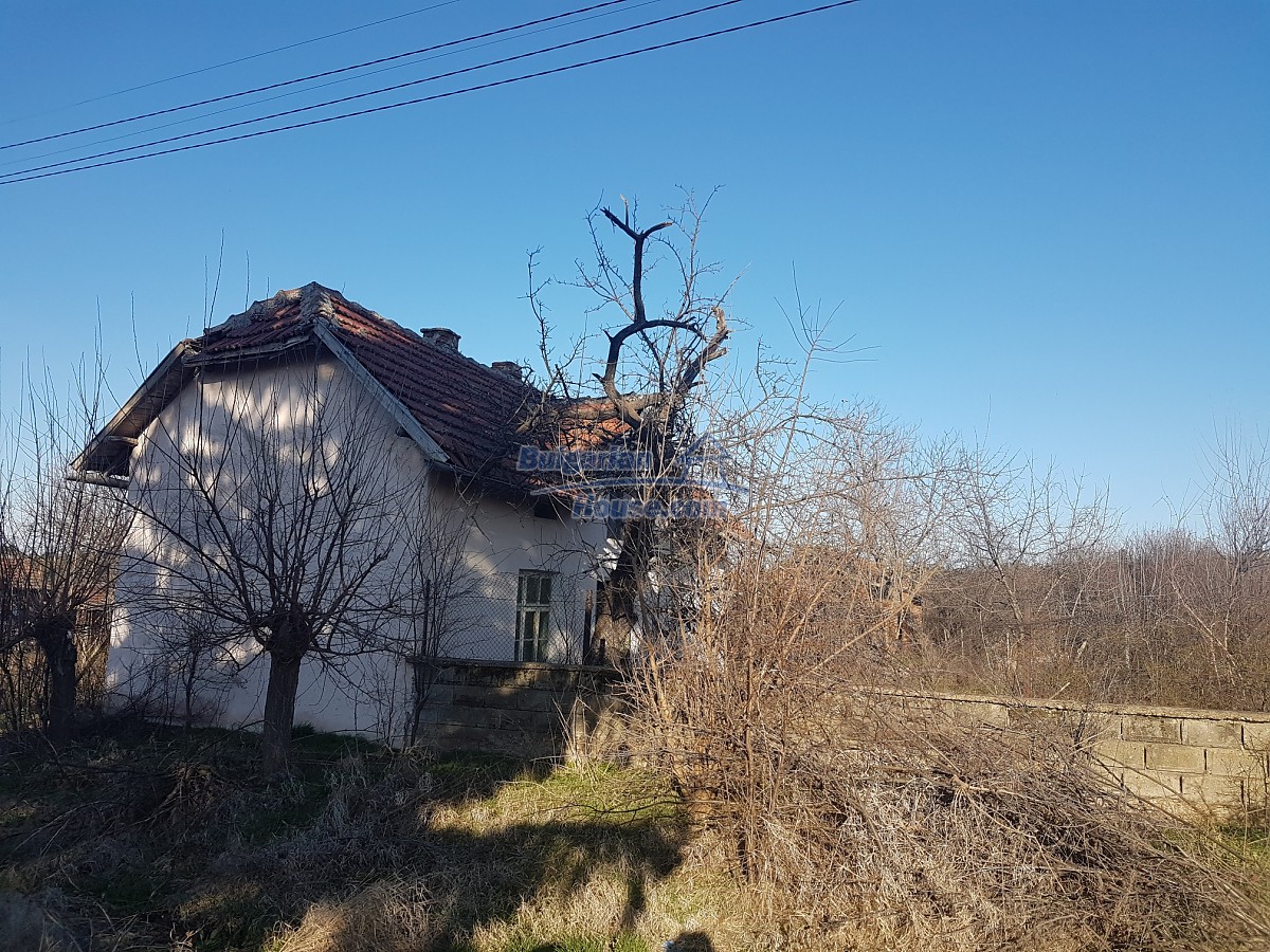13434:5 - Bulgarian house in the outskirt of a village 40 km from Vratsa 