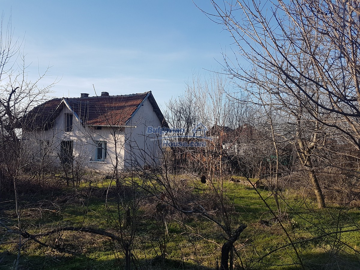 13434:4 - Bulgarian house in the outskirt of a village 40 km from Vratsa 
