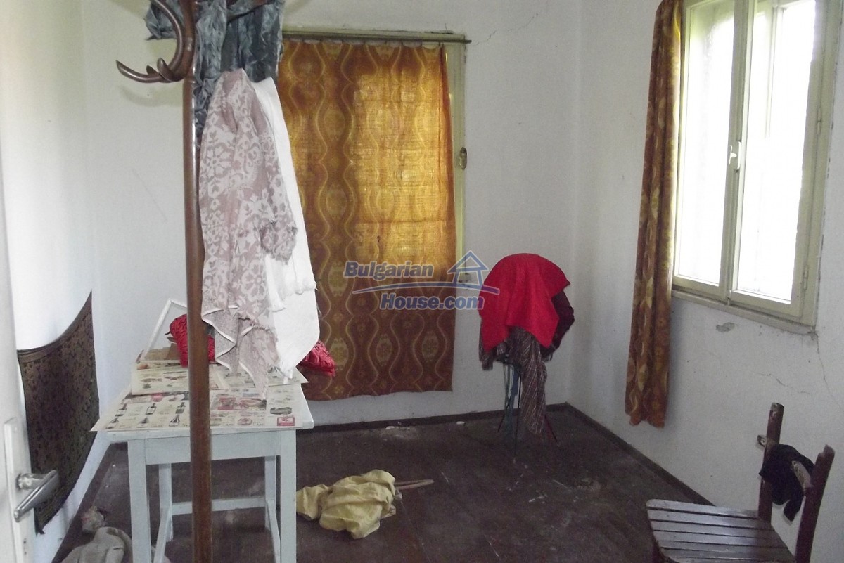 13434:16 - Bulgarian house in the outskirt of a village 40 km from Vratsa 