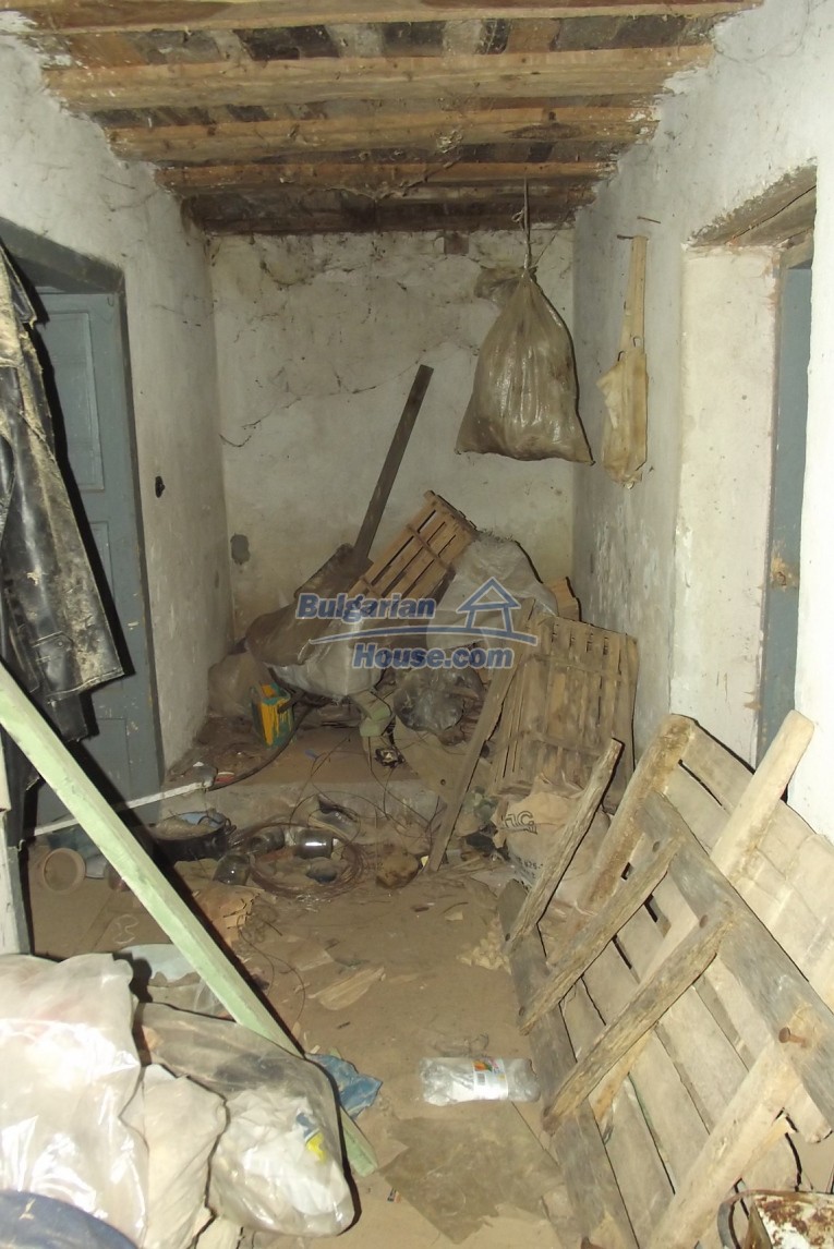 13434:23 - Bulgarian house in the outskirt of a village 40 km from Vratsa 