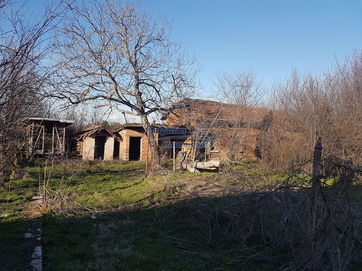 13434:31 - Bulgarian house in the outskirt of a village 40 km from Vratsa 