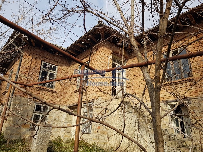 13459:5 - An old Bulgarian house for sale with a garden and big barn 