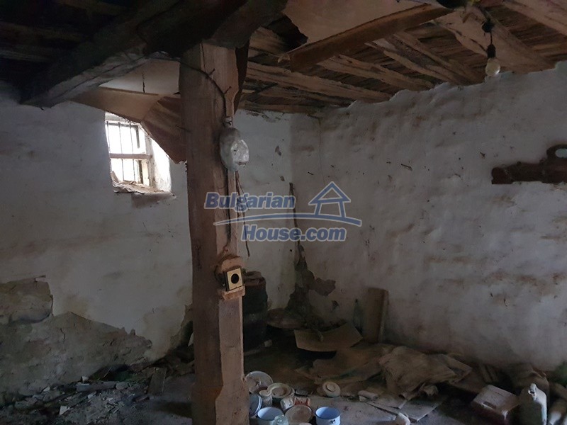 13459:27 - An old Bulgarian house for sale with a garden and big barn 