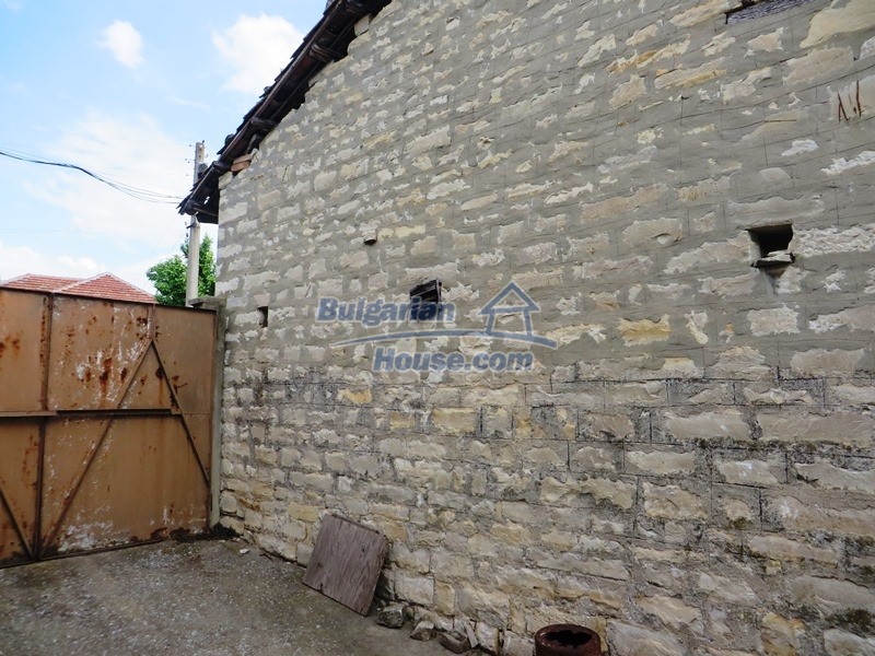 13484:54 - An old Bulgarian house with big stone barn in Polski Senovets 