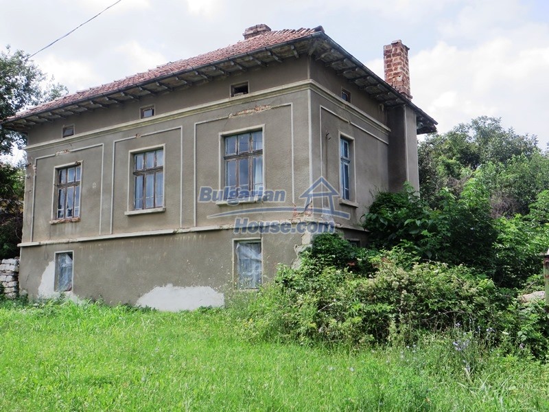 13498:1 - 3 bedroom Bulgarian house with garden 4000 sq.m 20min from VT
