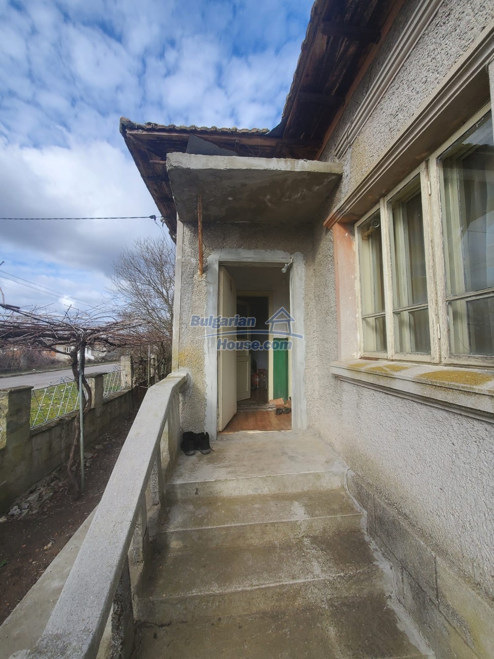 13438:52 - Solid house for sale with a large yard , only 18km by the sea