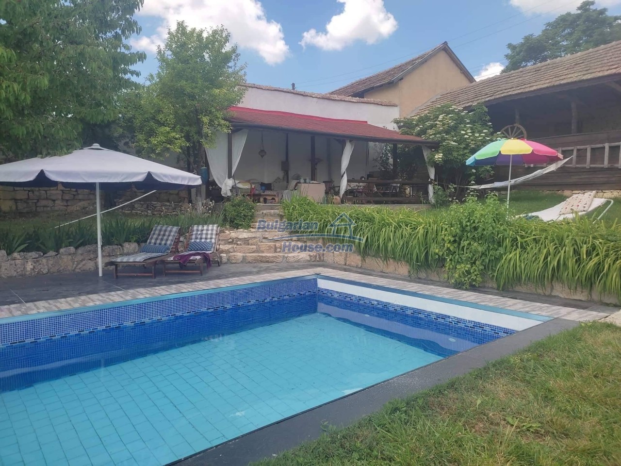 13566:18 - AUTHENTIC BULGARIAN HOUSE with a swimming pool!
