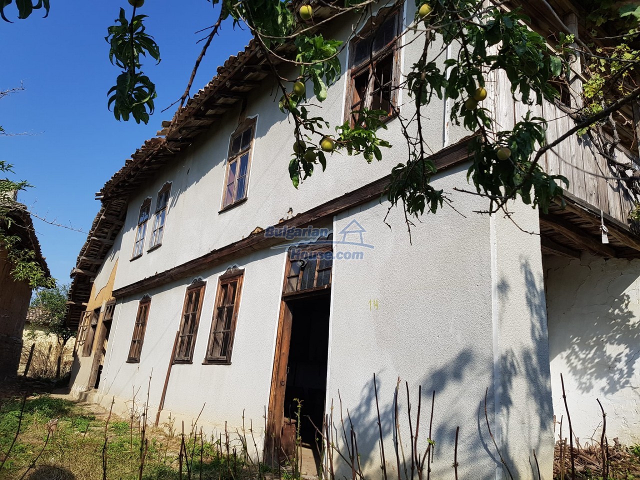 13597:4 - Two houses, big barn ,big garden , nice views 20 km from Popovo