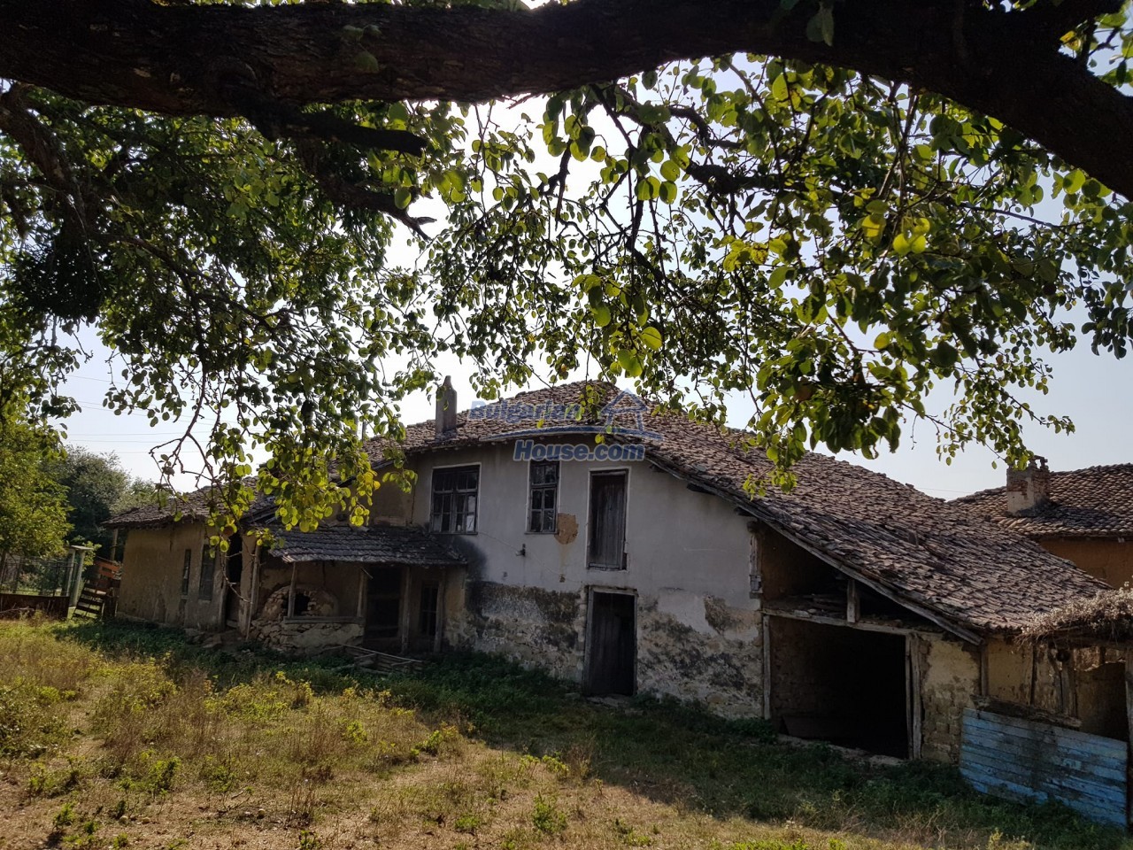 13597:8 - Two houses, big barn ,big garden , nice views 20 km from Popovo