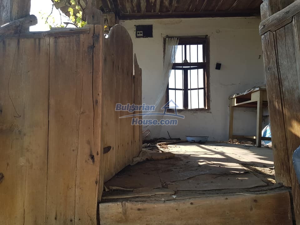 13597:25 - Two houses, big barn ,big garden , nice views 20 km from Popovo
