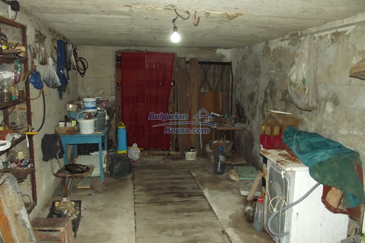13598:44 - Big Bulgarian property with house, garage, annex, barn and land 