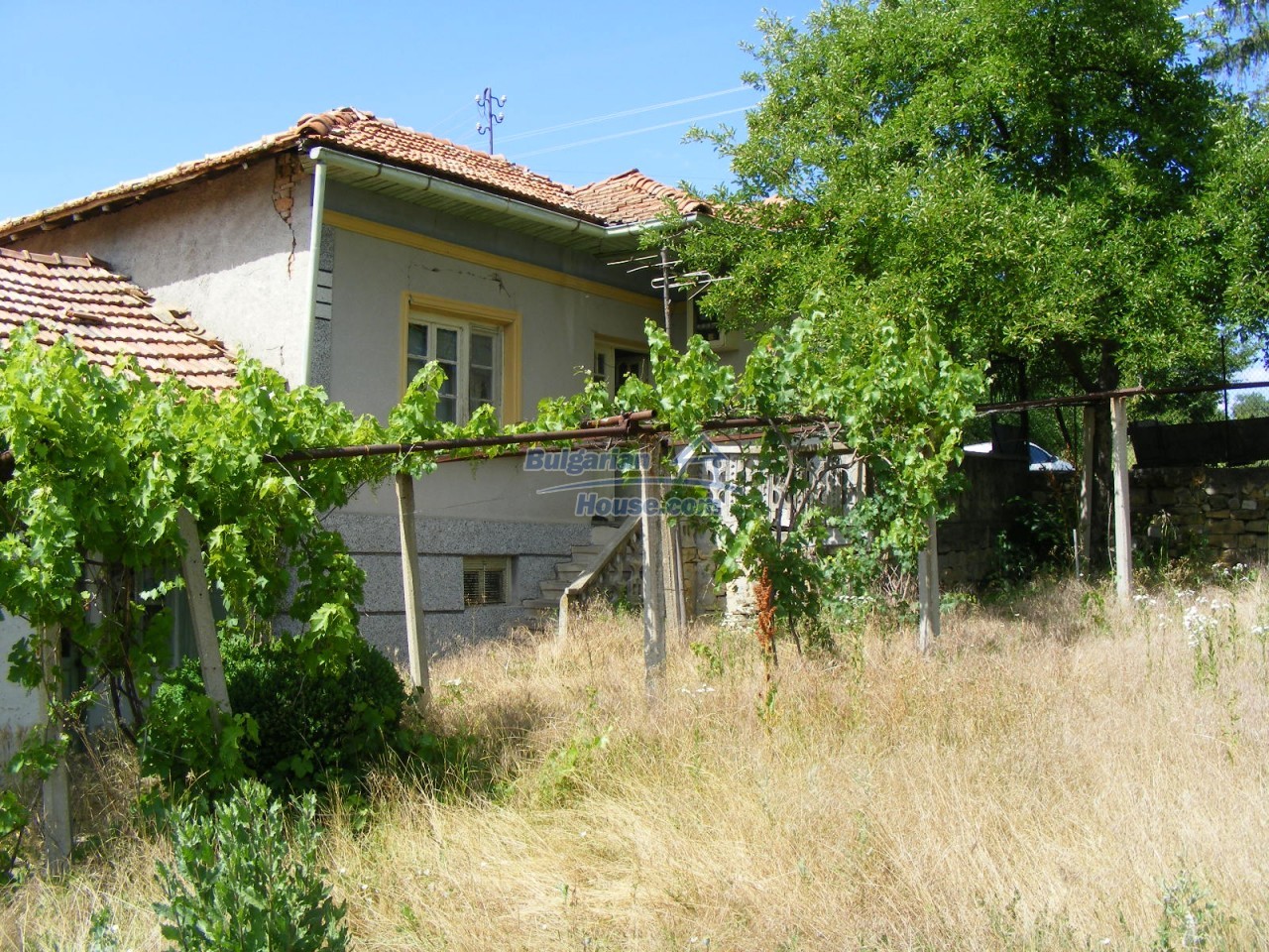 13599:1 - Cheap and cozy Bulgarian property with nice views Veliko Tarnovo