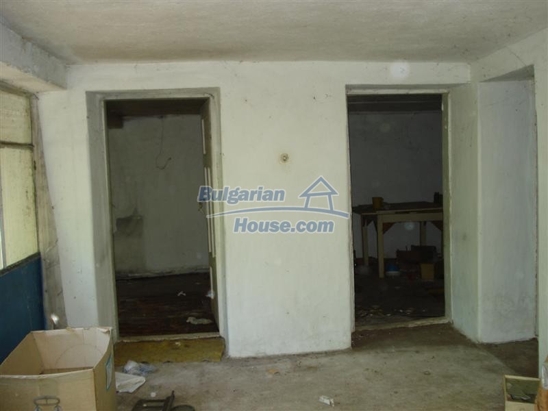 13618:25 - Two houses and 8465 sq.m land in a village 26km from Elhovo town