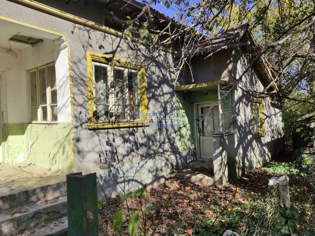 13772:1 - Old house with a large yard minutes from Kavarna