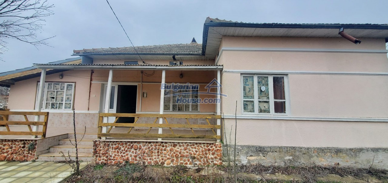 13439:32 - Cozy Bulgarian property ONLY 20 km to the sea ready to live in