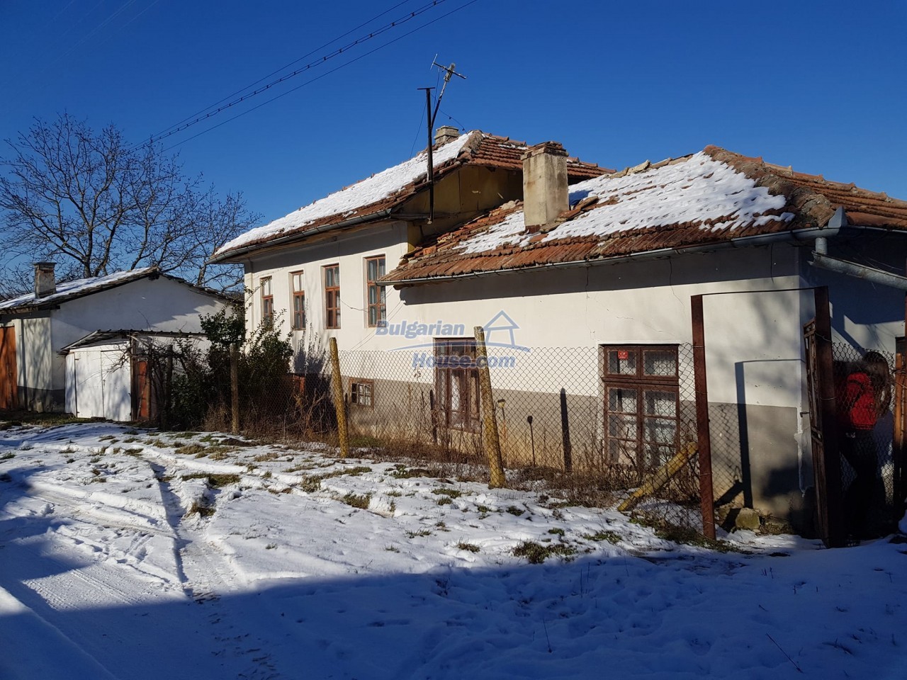 13830:1 - Bulgarian properties - big garden, outbuildings 2 wells Popovo