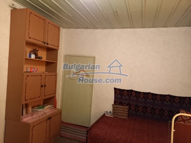 13833:12 - Massive brick built Bulgarian house 5 bedrooms 17 km to Popovo