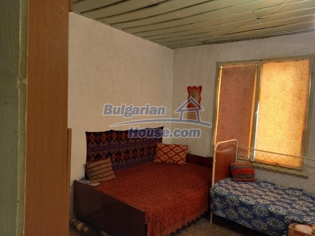 13833:11 - Massive brick built Bulgarian house 5 bedrooms 17 km to Popovo