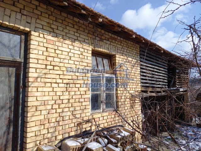 13833:28 - Massive brick built Bulgarian house 5 bedrooms 17 km to Popovo