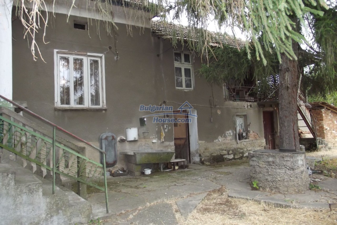 13856:10 - House with a garage,  big land near river 60km to Vratsa 