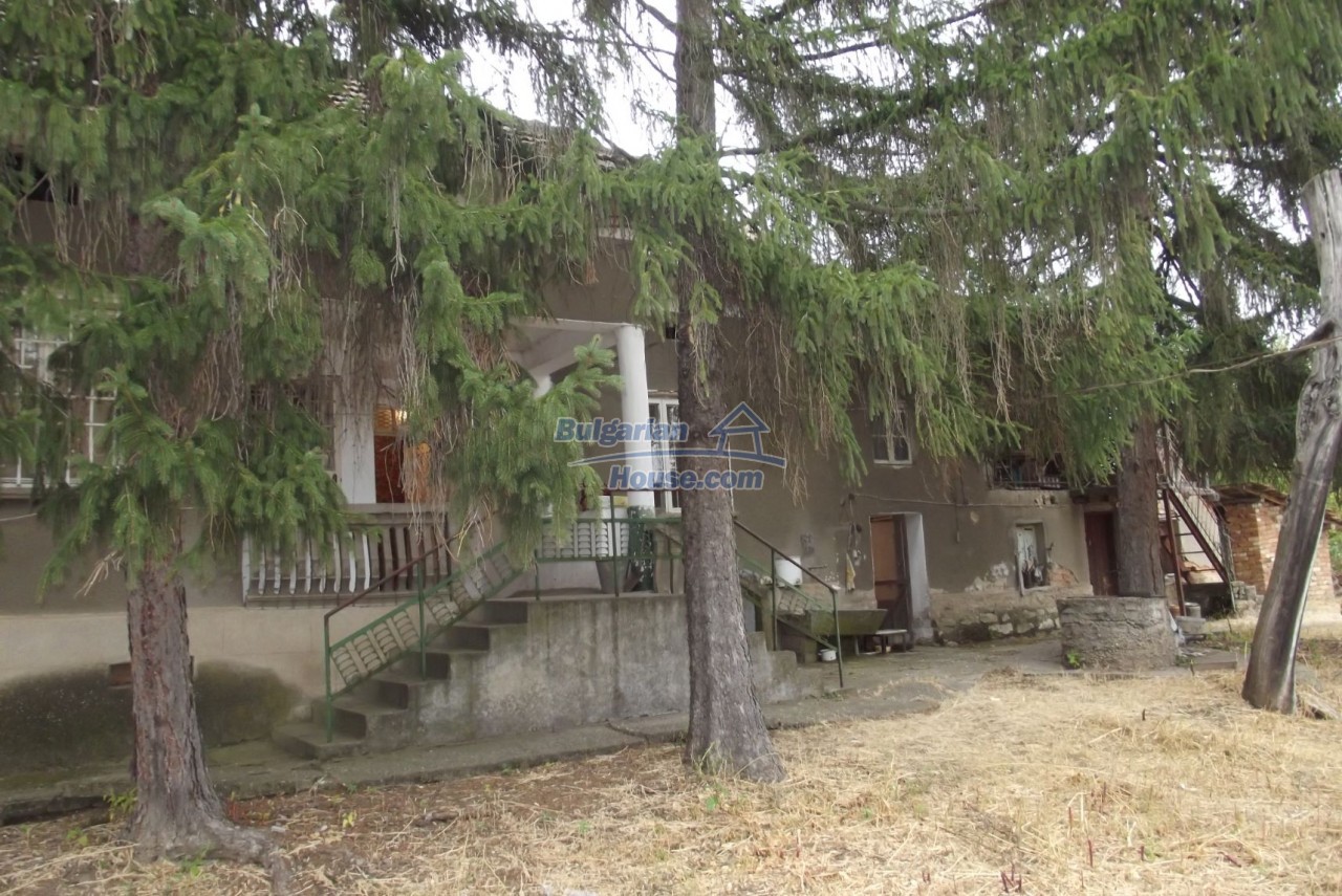13856:11 - House with a garage,  big land near river 60km to Vratsa 