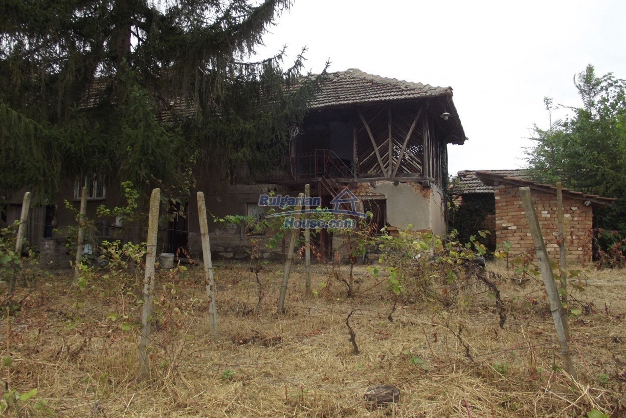 13856:14 - House with a garage,  big land near river 60km to Vratsa 