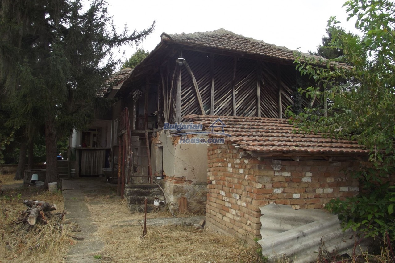 13856:57 - House with a garage,  big land near river 60km to Vratsa 