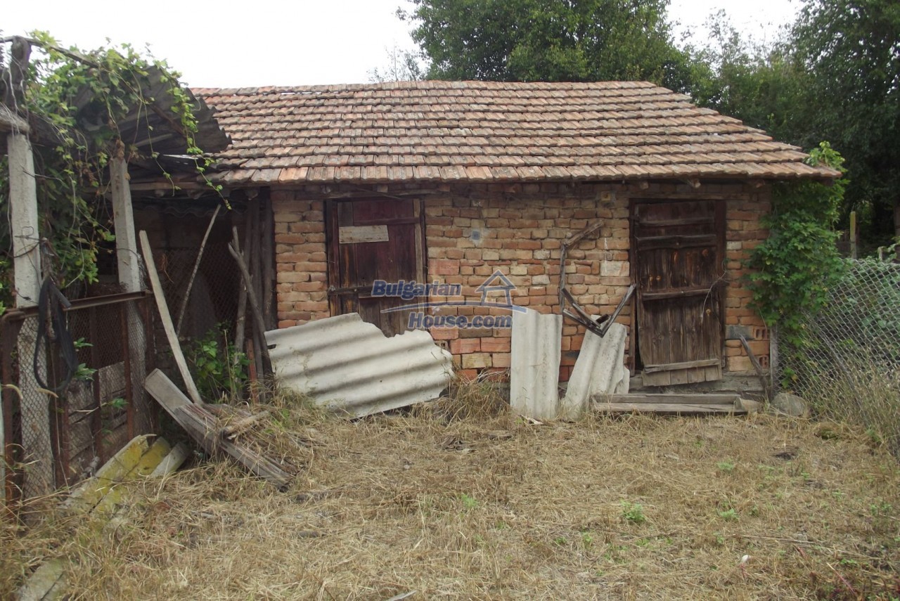 13856:58 - House with a garage,  big land near river 60km to Vratsa 