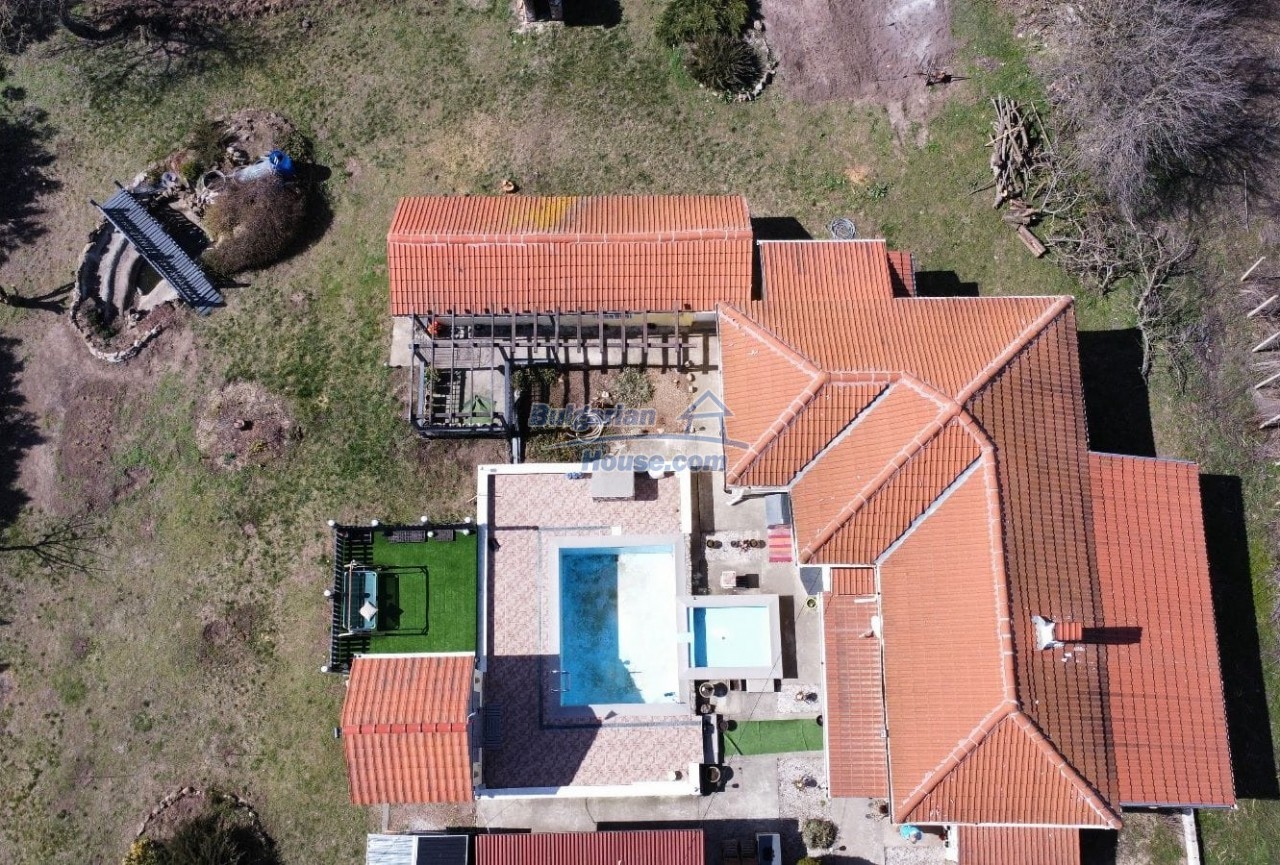 13479:17 - STYLISH Renovated house with a POOL and JACUZZI in Dobrevo