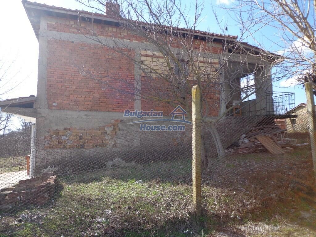 13962:4 - GOOD INVESTMENT House with big garden and bungalow Elhovo area