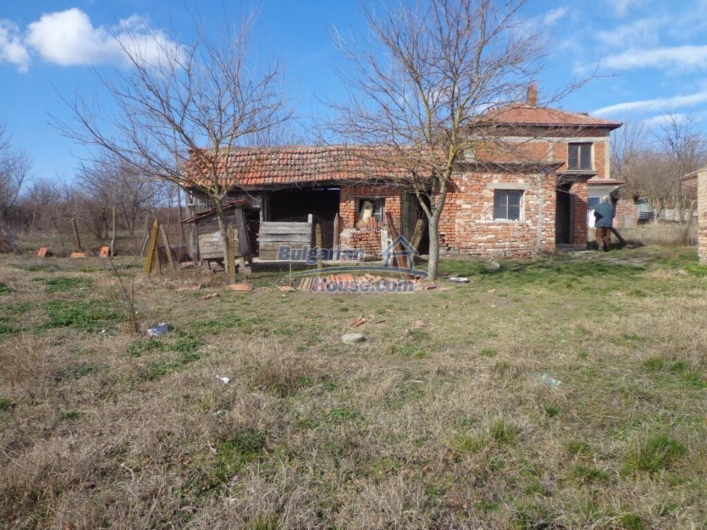 13962:37 - GOOD INVESTMENT House with big garden and bungalow Elhovo area