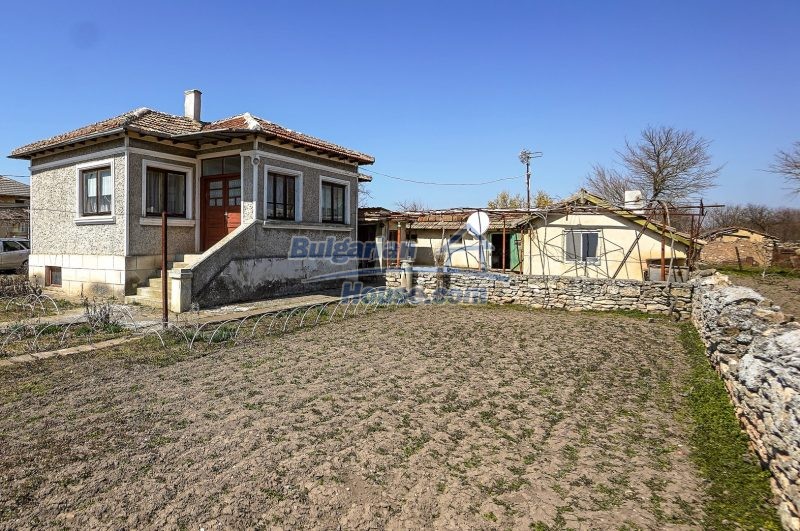 14058:10 -  BULGARIAN  Property near DURANKULAK ONLY 4 km from the sea